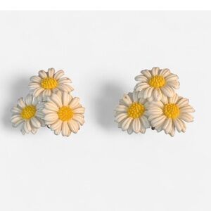 Vintage 1960s White Daisy Clip‑On Earrings